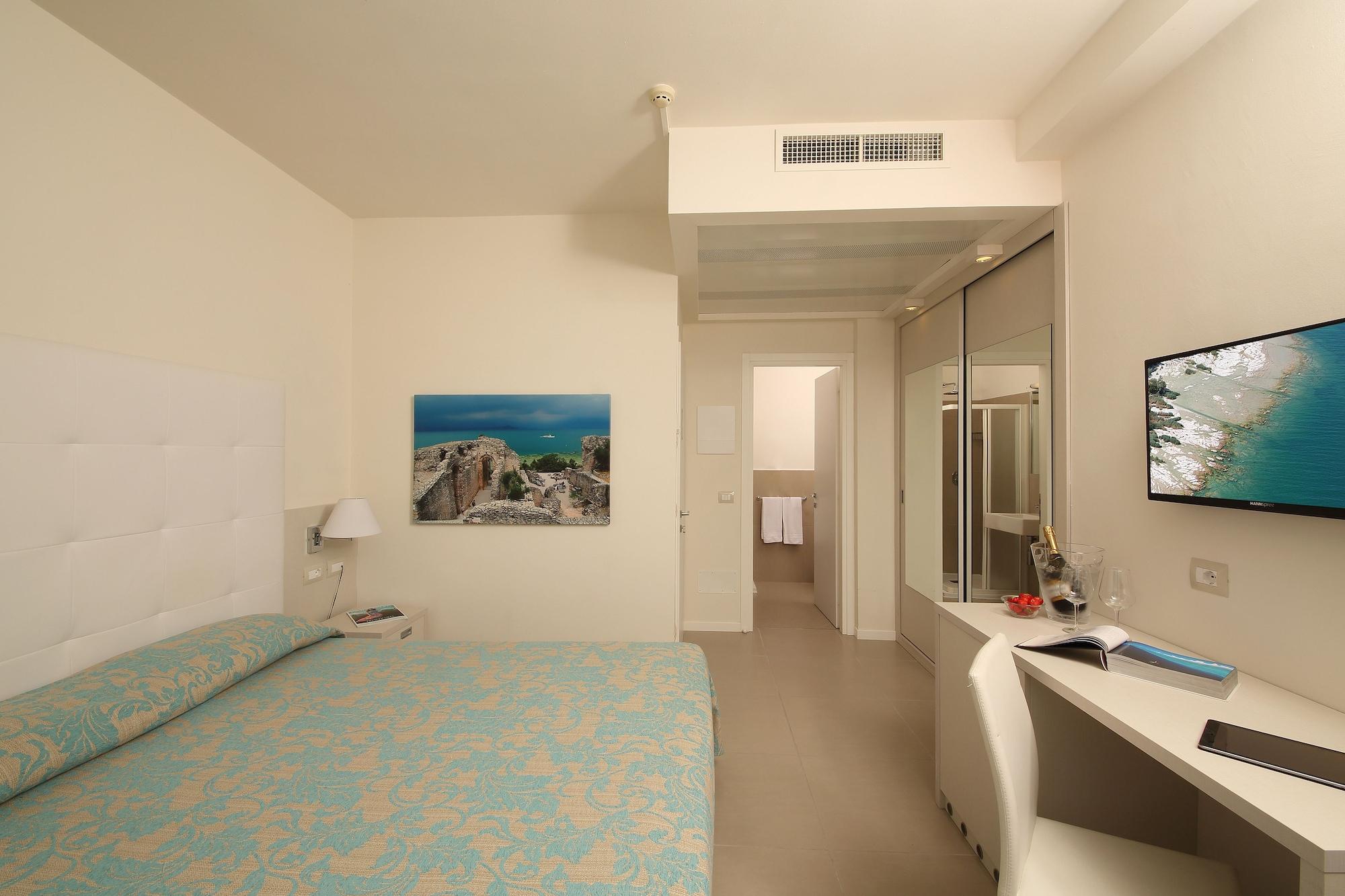Hotel Residence Holiday Сирмионе Экстерьер фото